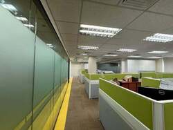 Palais Renaissance (D9), Office #632373371